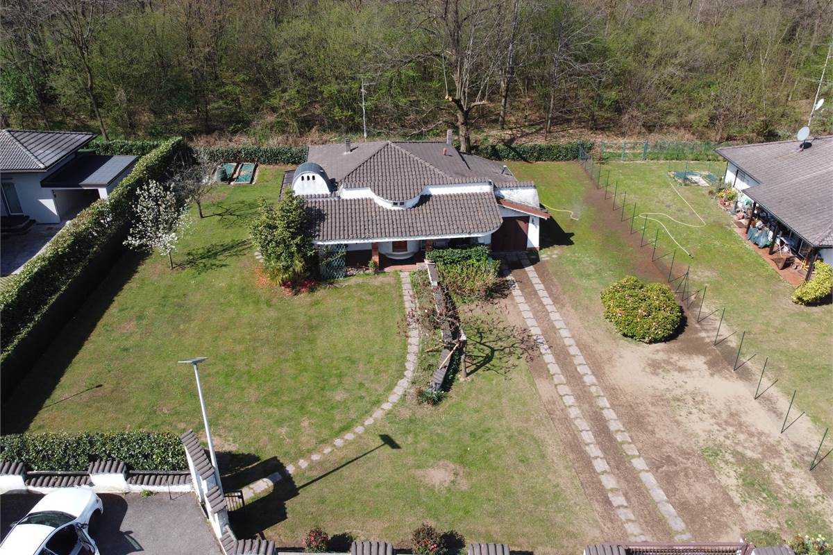 Villa singola con giardino e volumetria residua