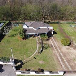 Villa singola con giardino e volumetria residua