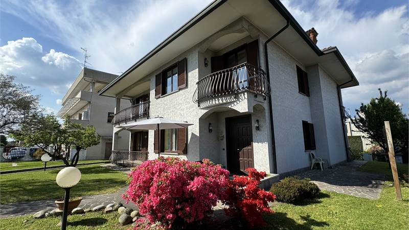 Villa indipendente con giardino