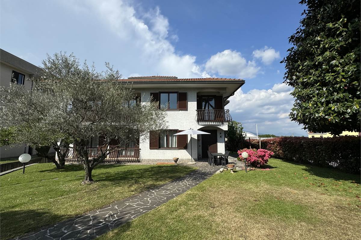 Villa indipendente con giardino