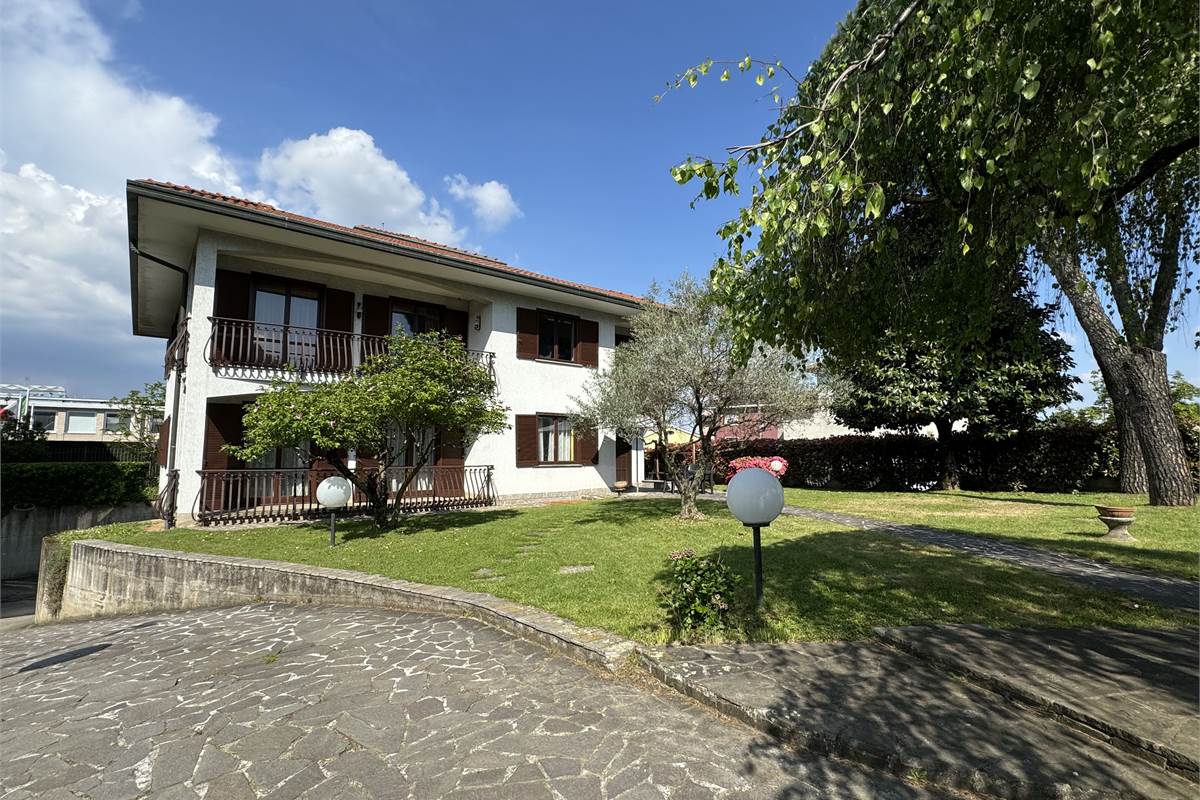 Villa indipendente con giardino