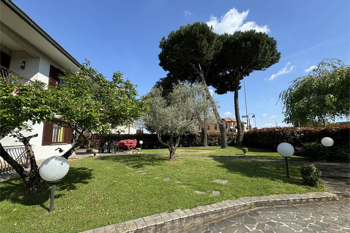 Villa indipendente con giardino
