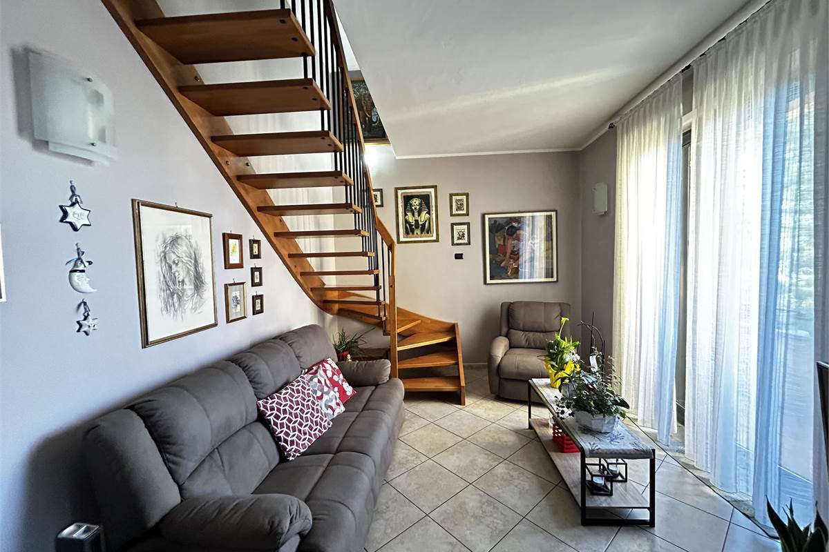 Casa indipendente con due appartamenti