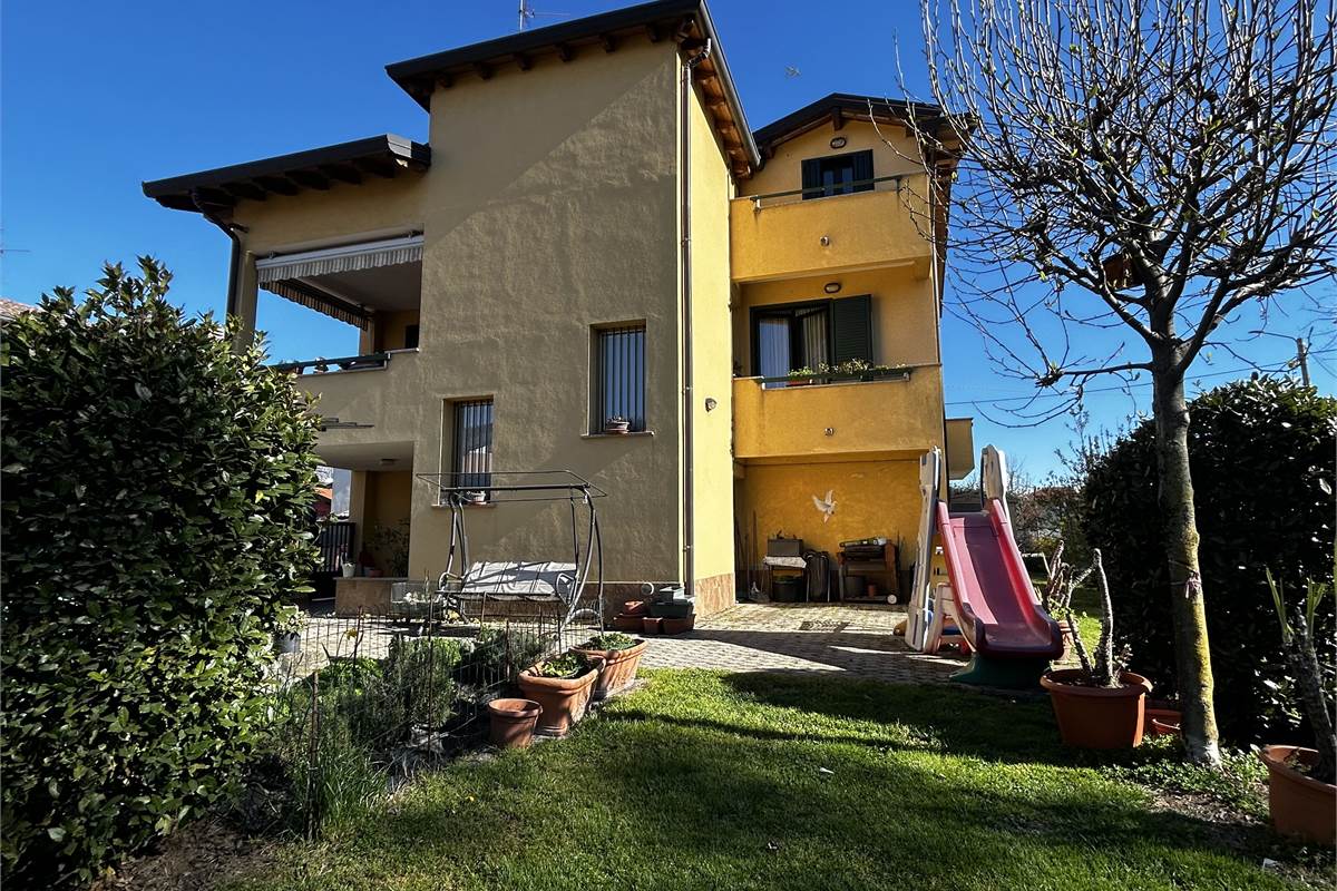 Casa indipendente con due appartamenti
