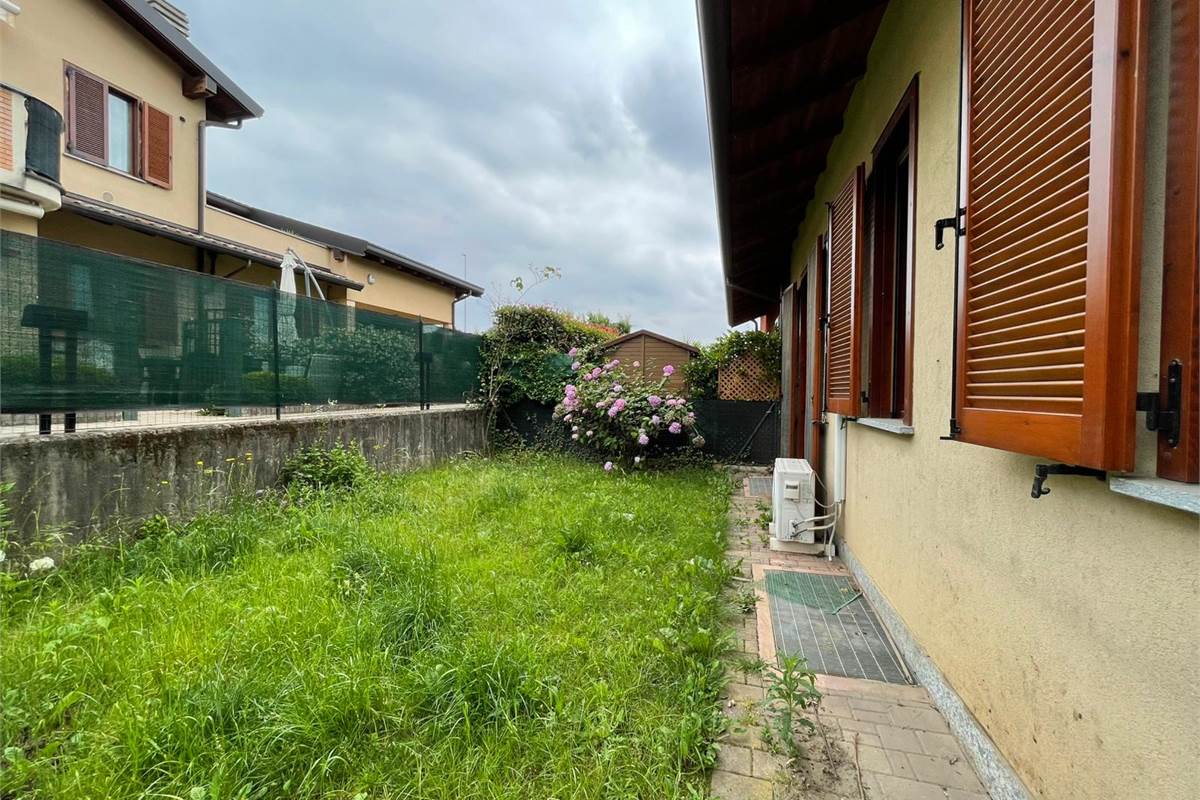 Trilocale con giardino, taverna e box doppio