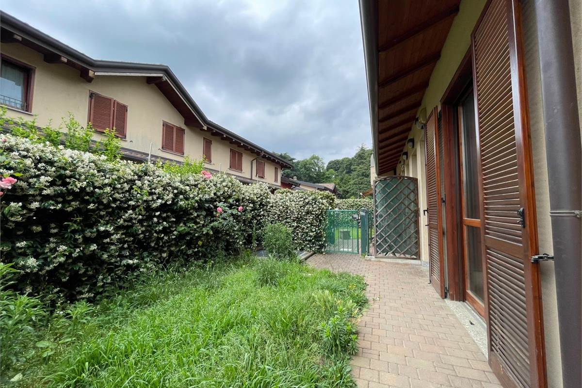 Trilocale con giardino, taverna e box doppio