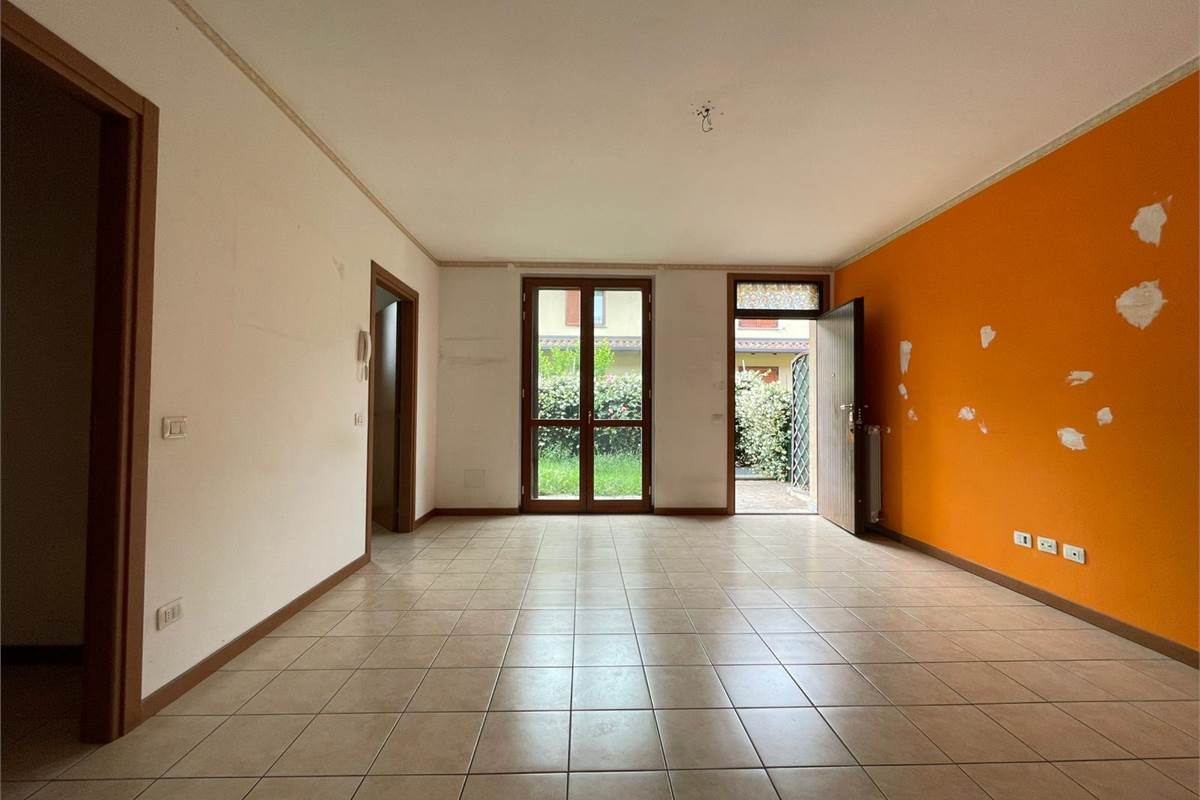 Trilocale con giardino, taverna e box doppio