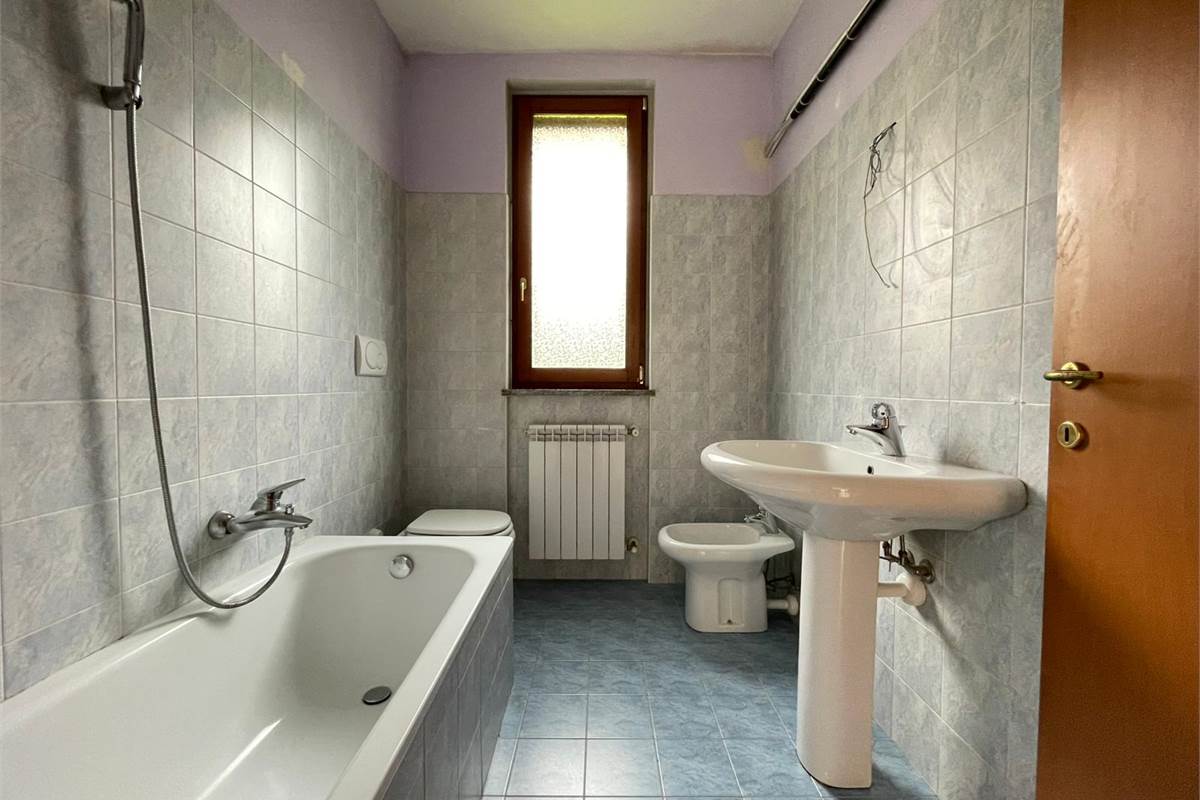 Trilocale con giardino, taverna e box doppio