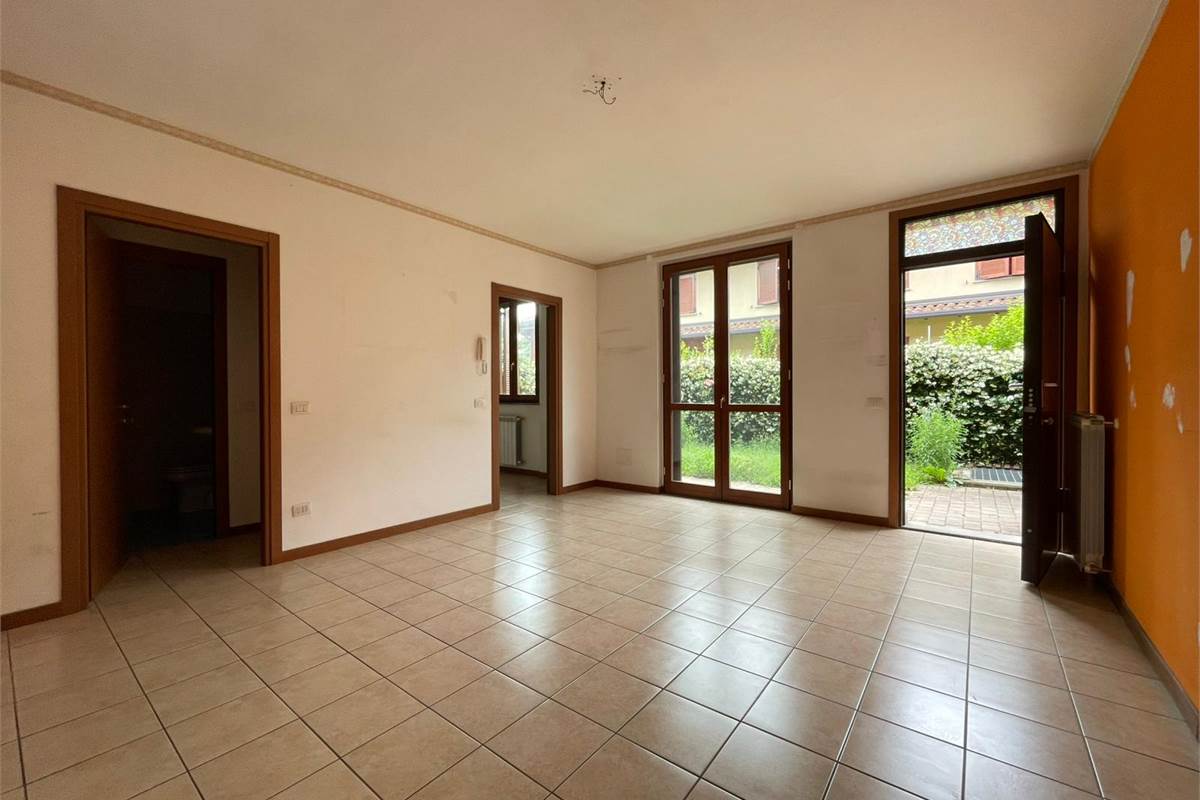 Trilocale con giardino, taverna e box doppio