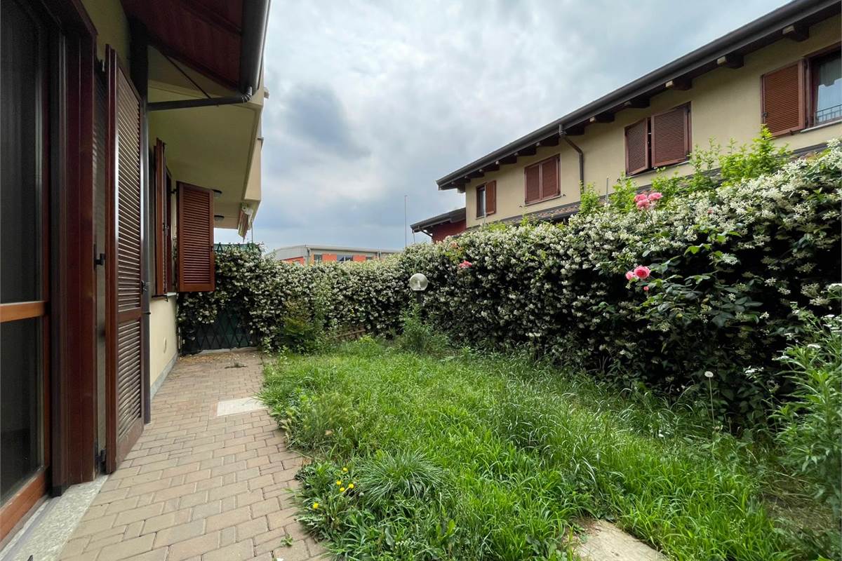 Trilocale con giardino, taverna e box doppio