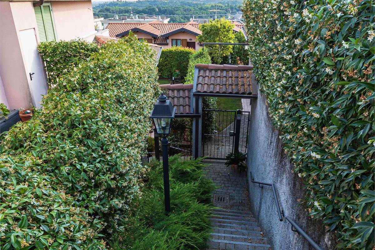 Villa di testa con giardino