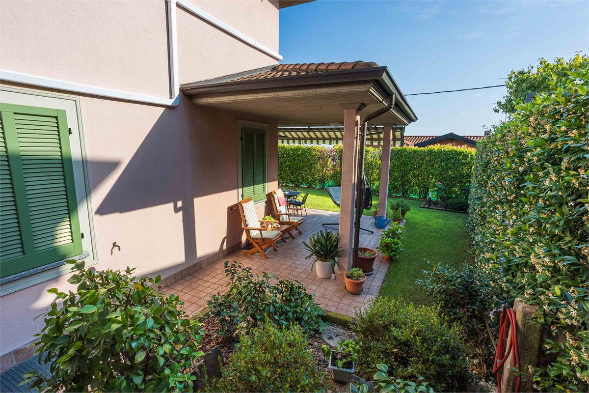 Villa di testa con giardino
