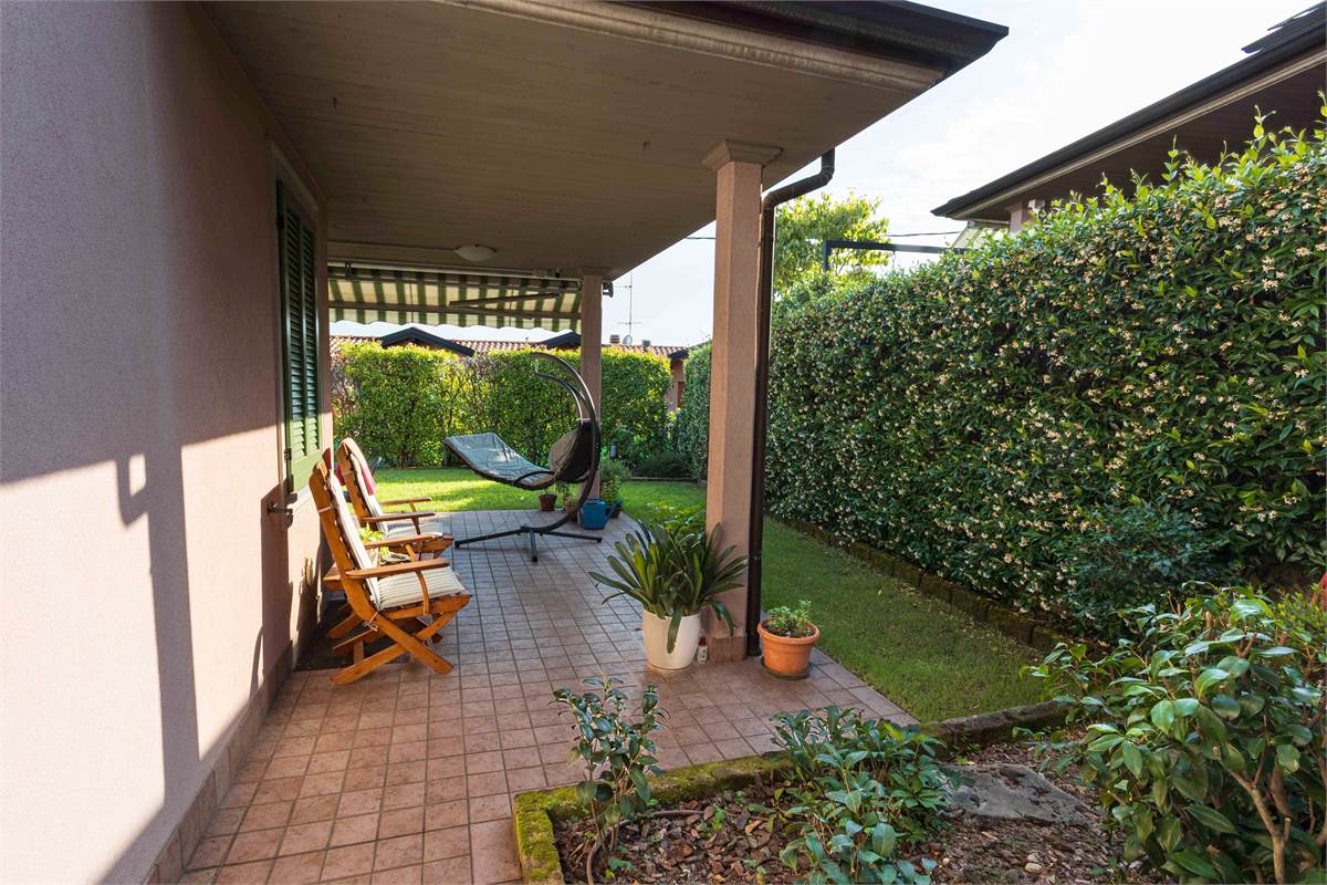 Villa di testa con giardino