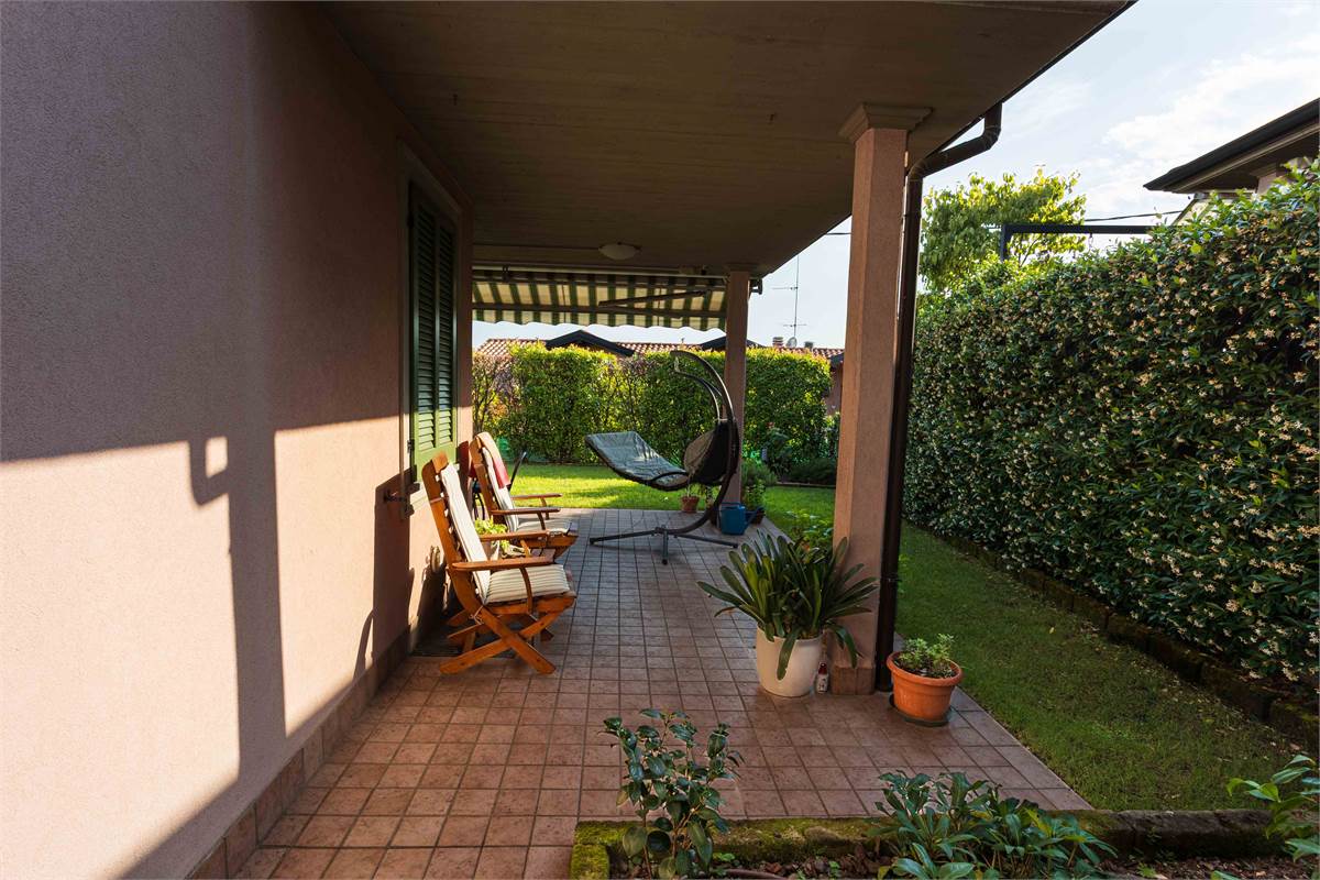 Villa di testa con giardino