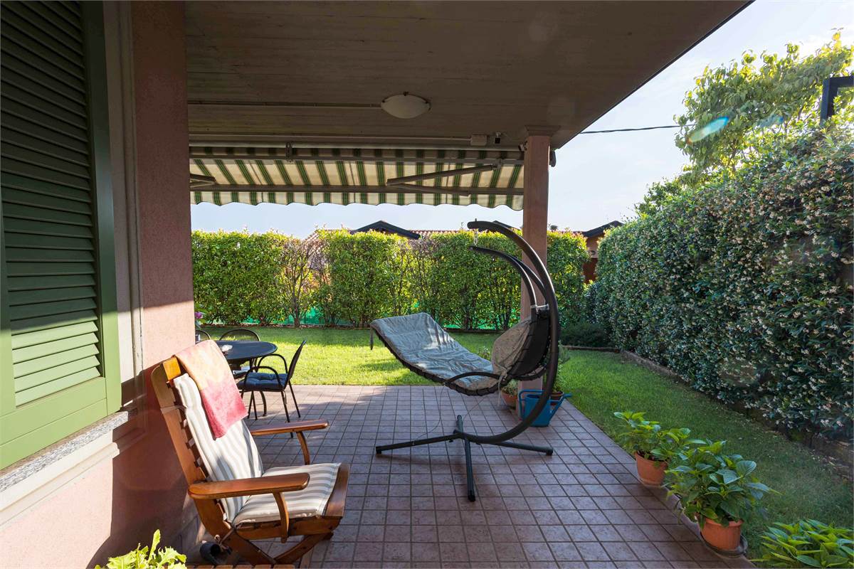 Villa di testa con giardino