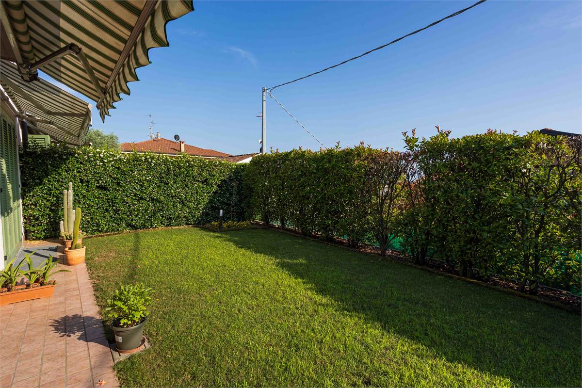 Villa di testa con giardino
