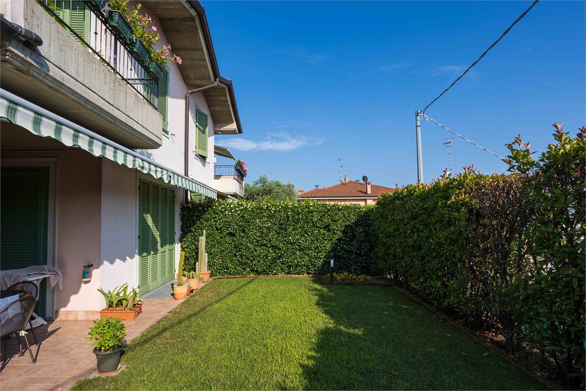 Villa di testa con giardino