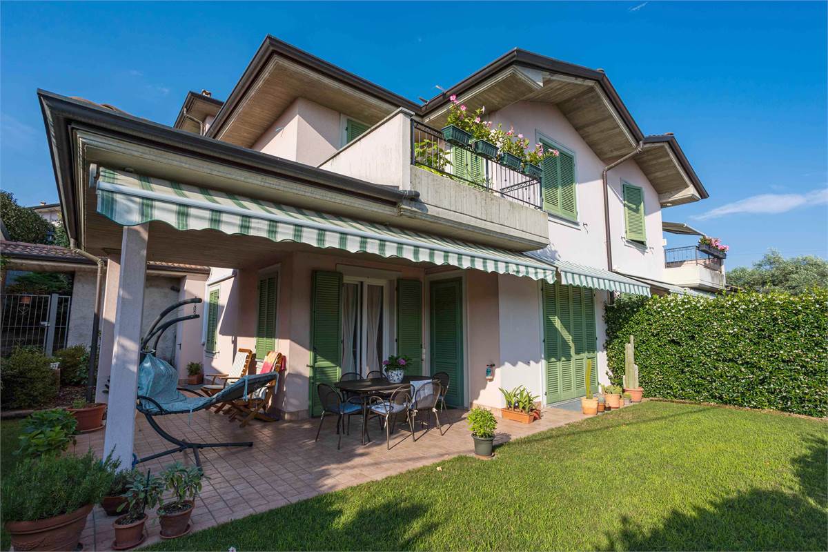 Villa di testa con giardino