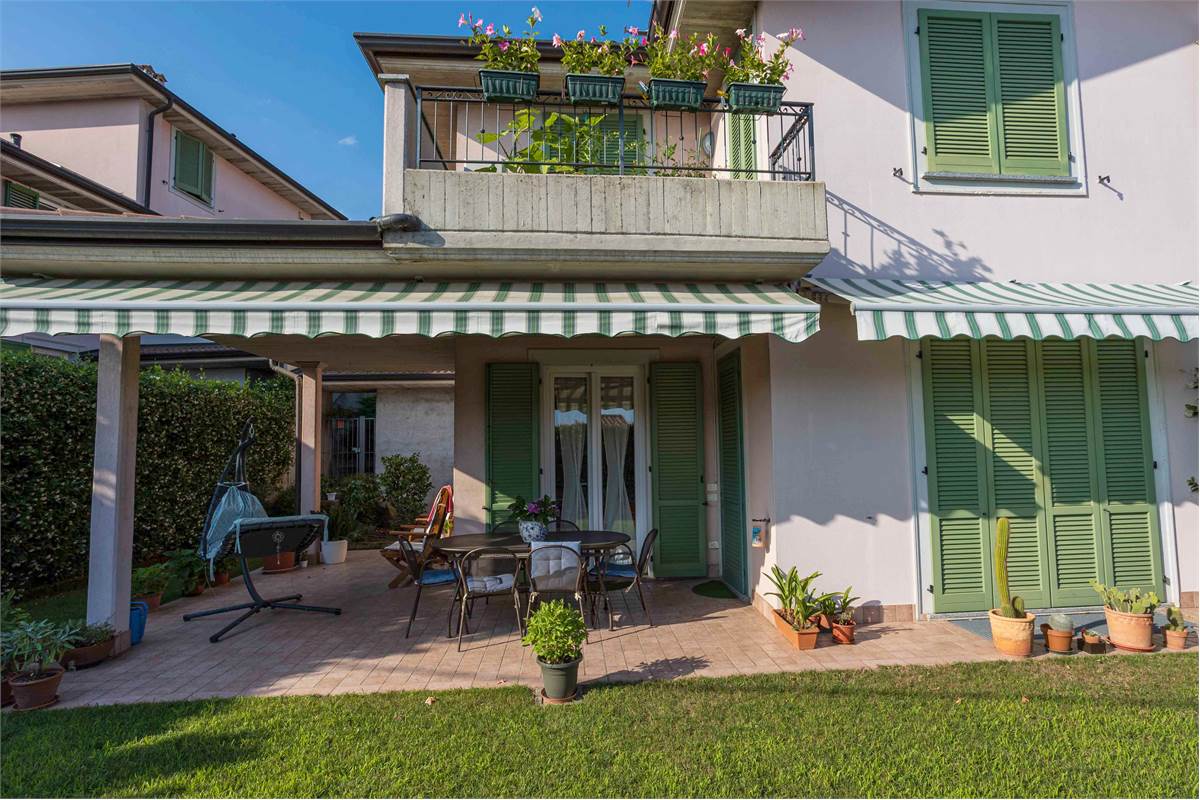 Villa di testa con giardino