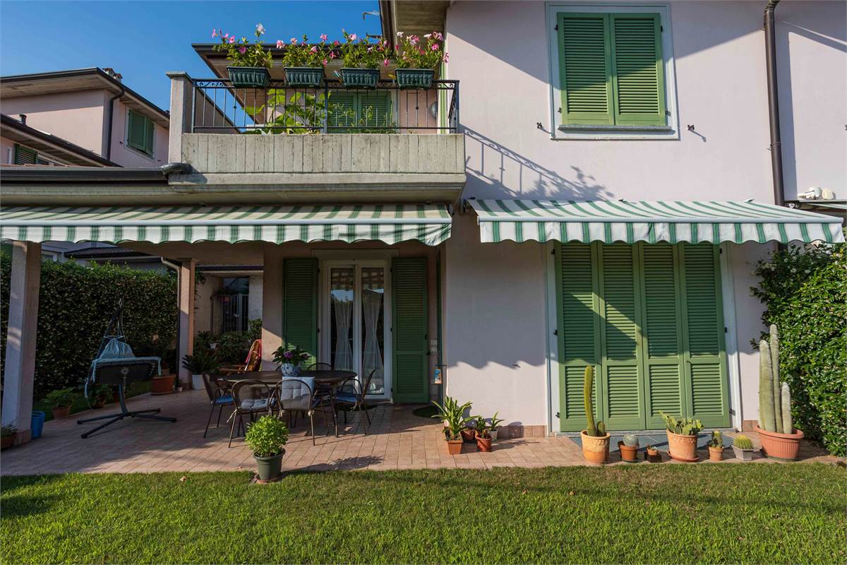 Villa di testa con giardino