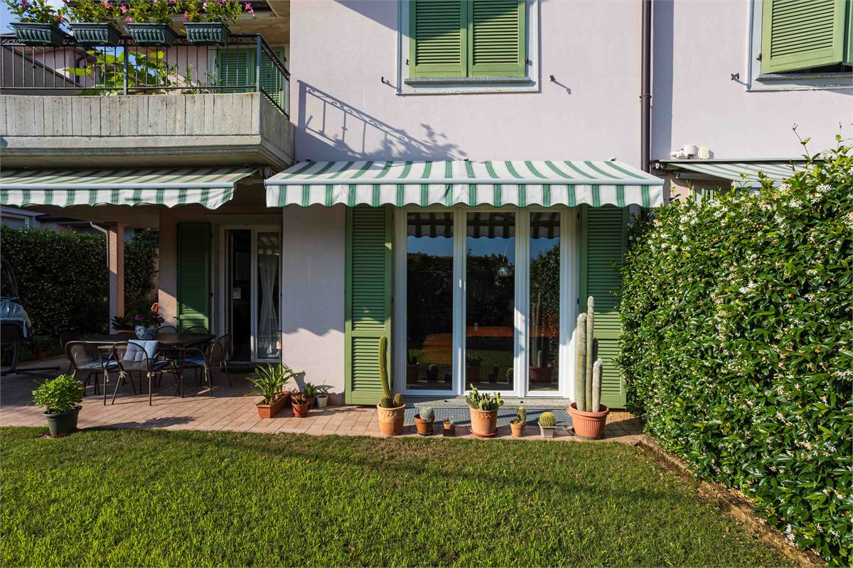 Villa di testa con giardino