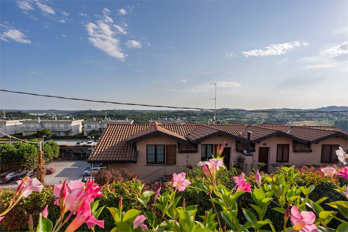 Villa di testa con giardino