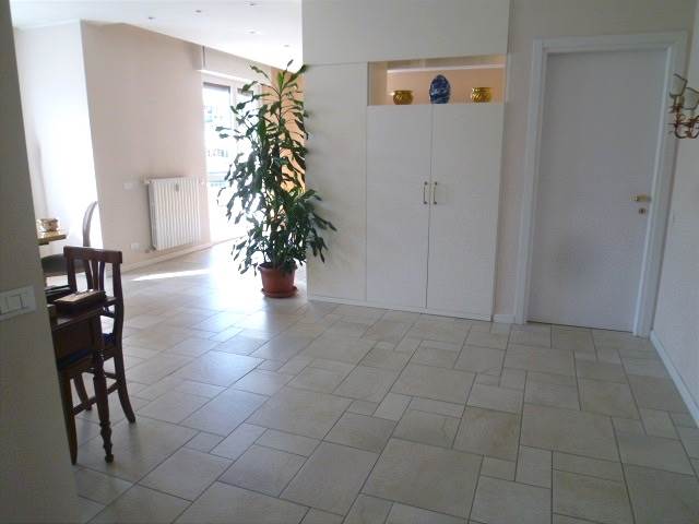 Elegante trilocale con balconi e box