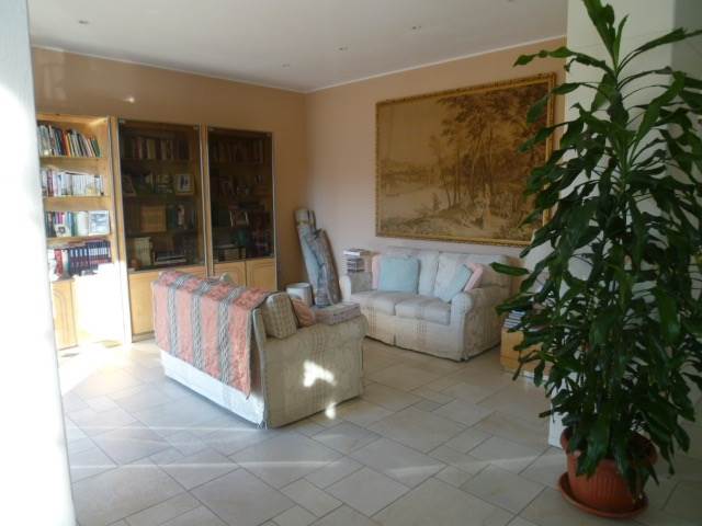 Elegante trilocale con balconi e box
