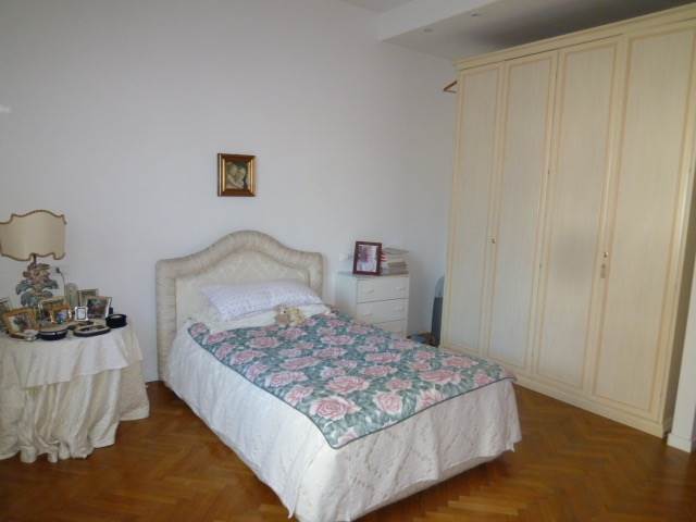 Elegante trilocale con balconi e box