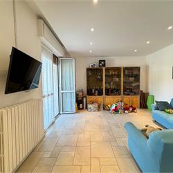 Elegante trilocale con balconi e box