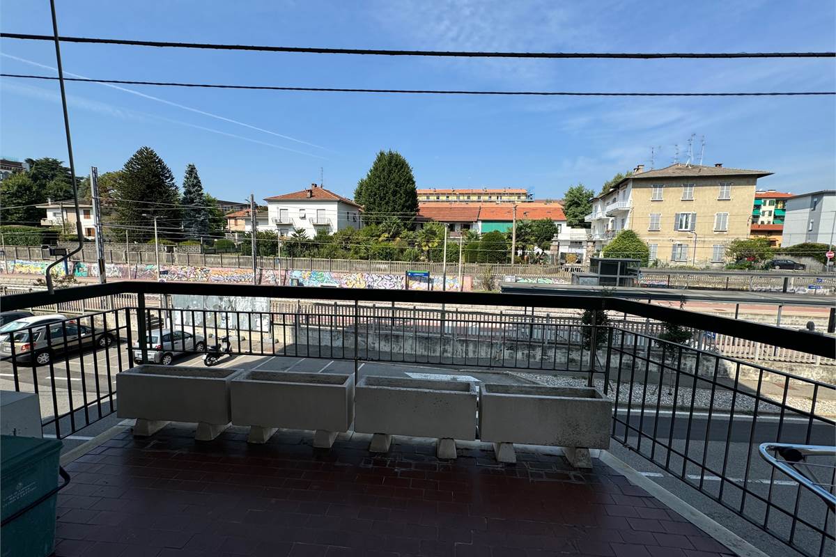 Elegante trilocale con balconi e box