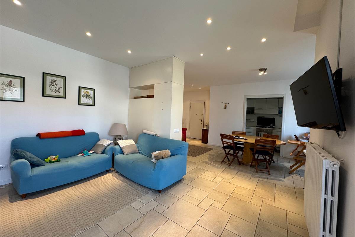 Elegante trilocale con balconi e box