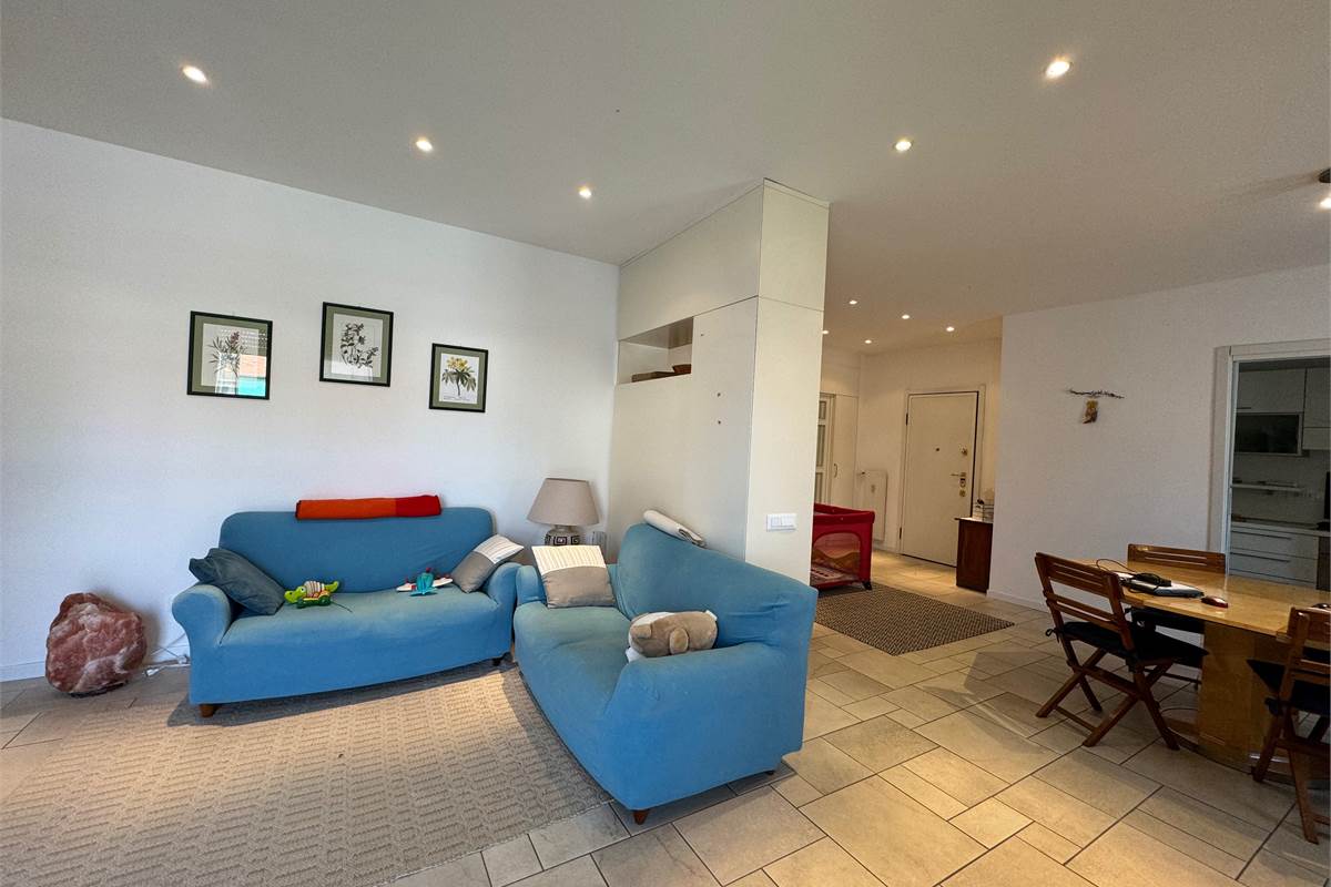 Elegante trilocale con balconi e box
