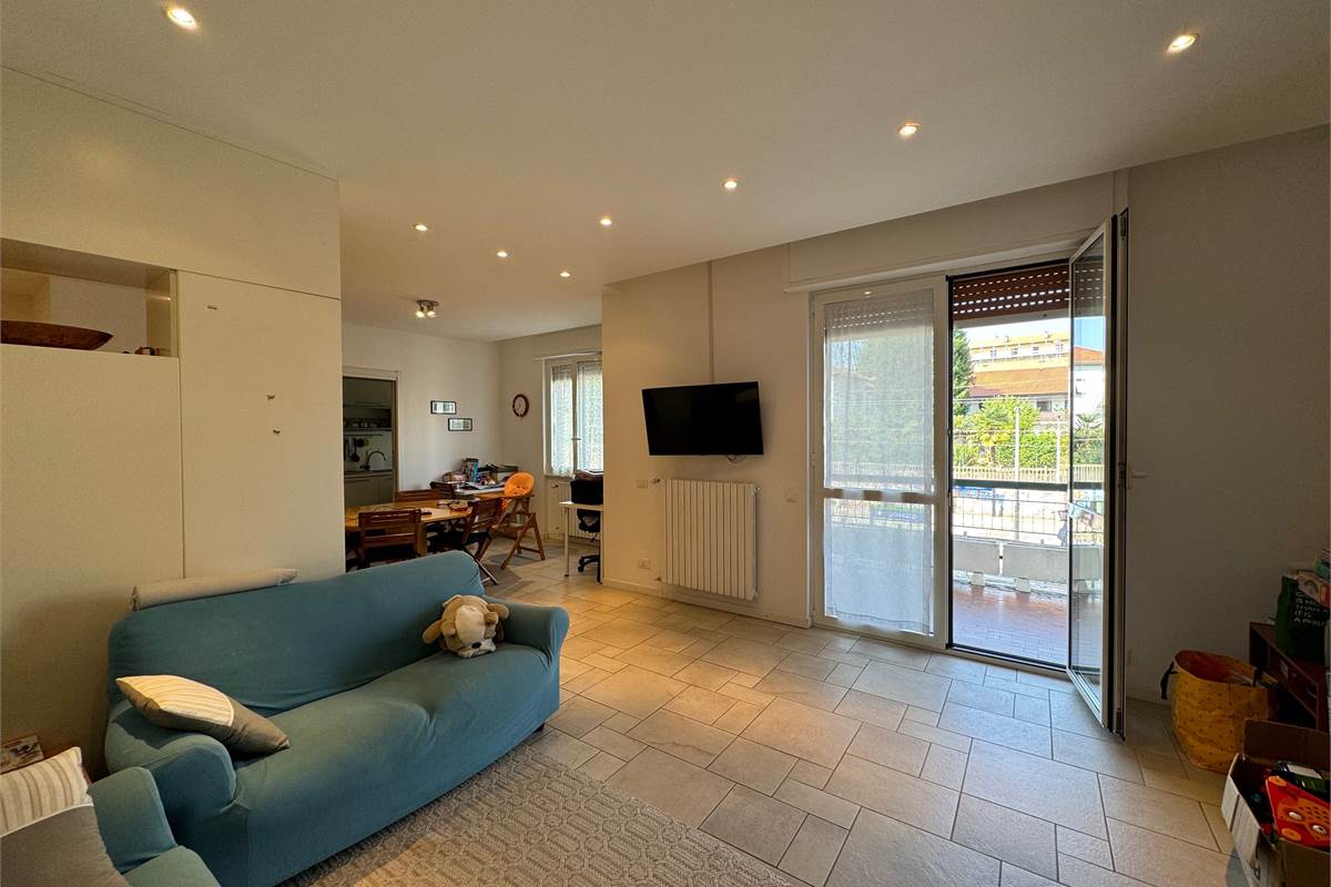 Elegante trilocale con balconi e box