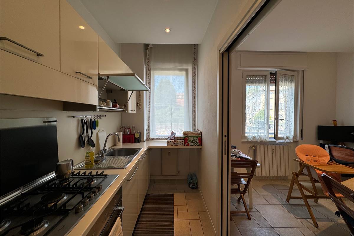 Elegante trilocale con balconi e box