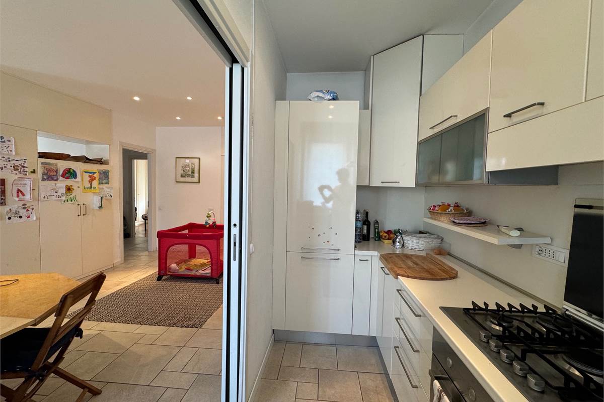 Elegante trilocale con balconi e box