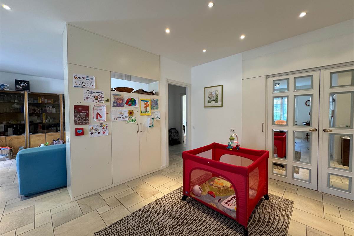 Elegante trilocale con balconi e box