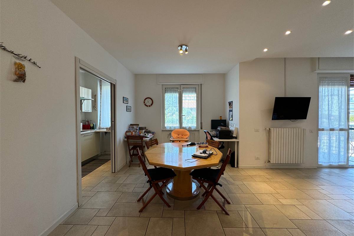 Elegante trilocale con balconi e box