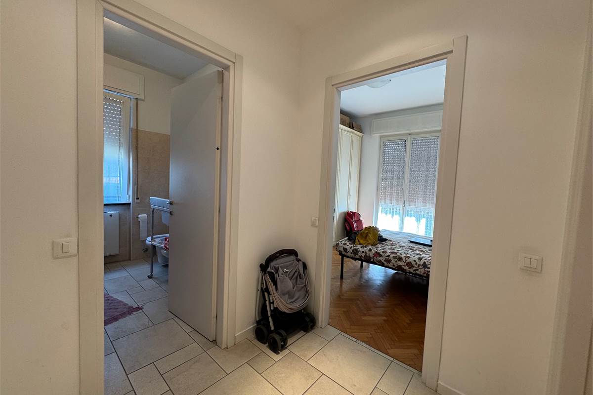 Elegante trilocale con balconi e box