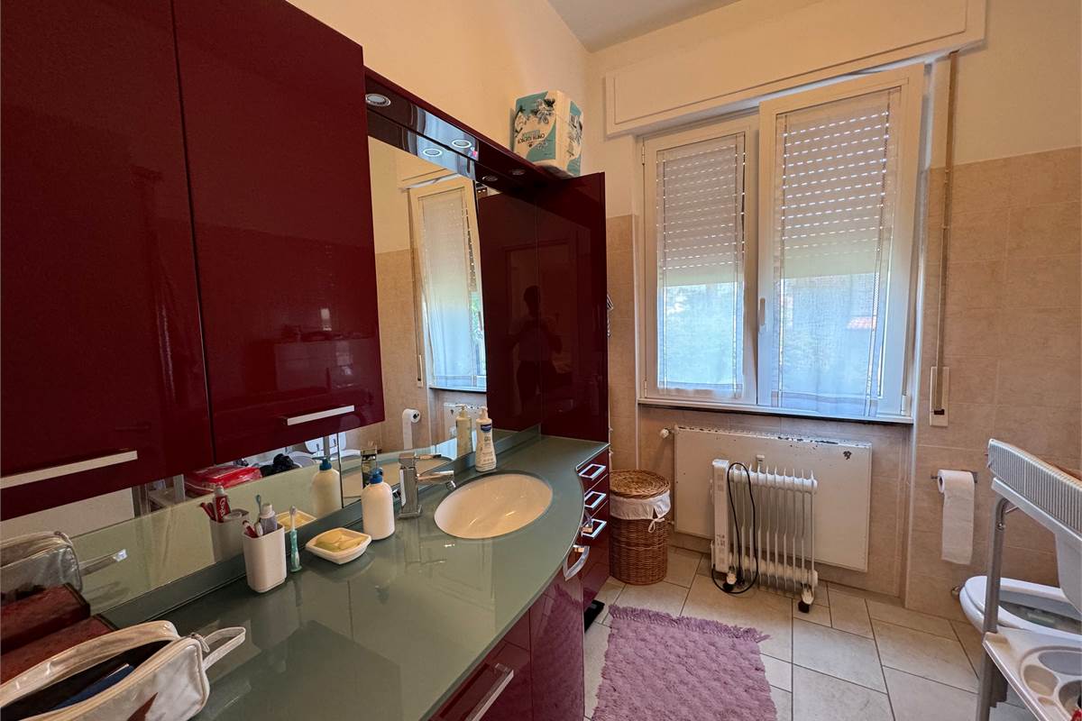 Elegante trilocale con balconi e box