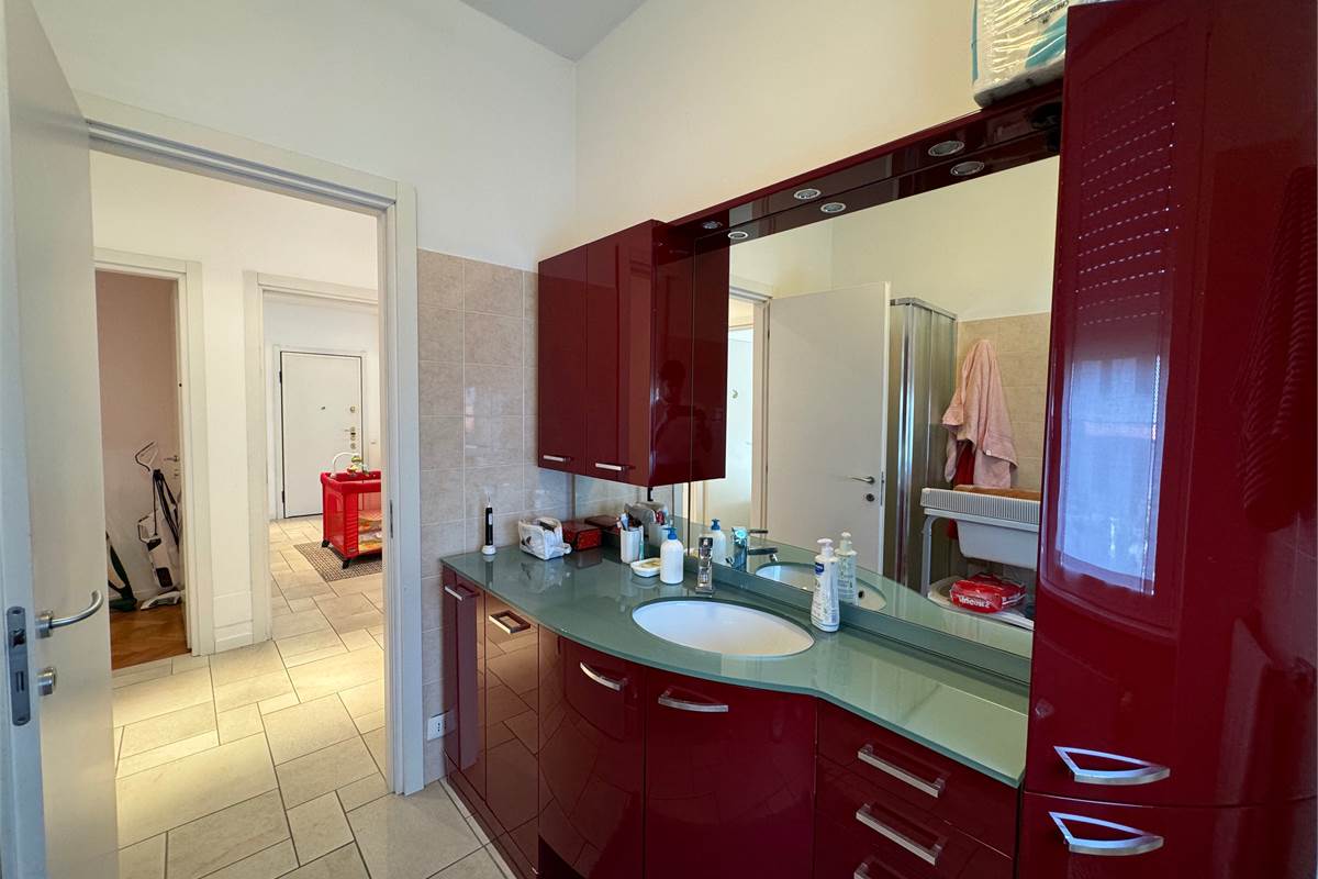 Elegante trilocale con balconi e box