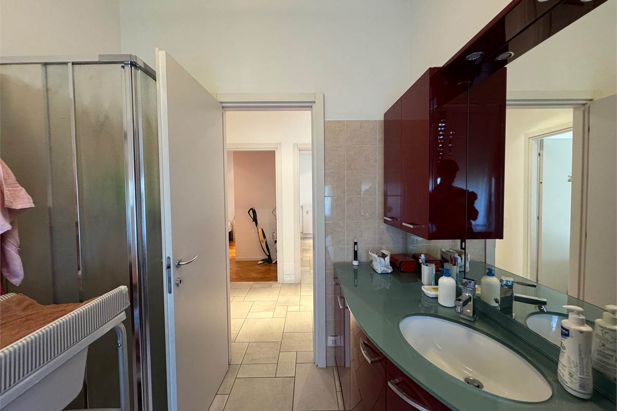Elegante trilocale con balconi e box