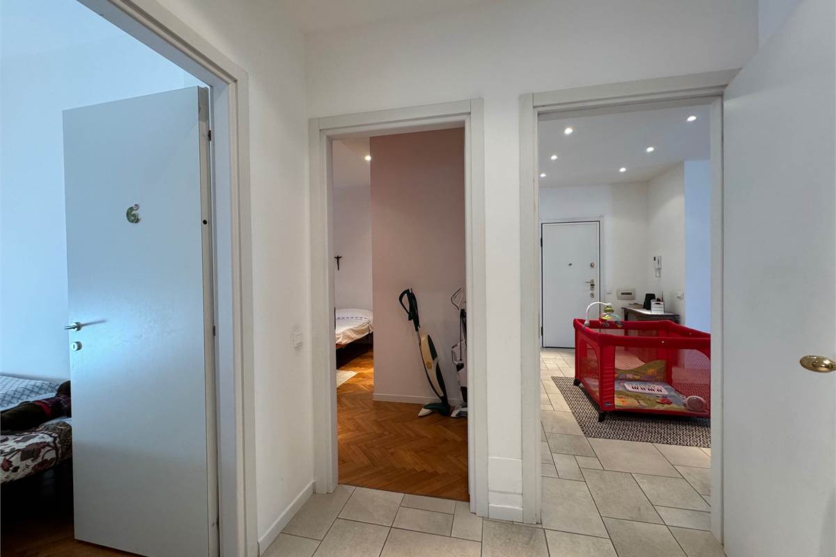 Elegante trilocale con balconi e box