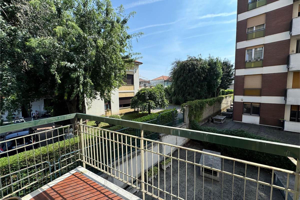 Elegante trilocale con balconi e box