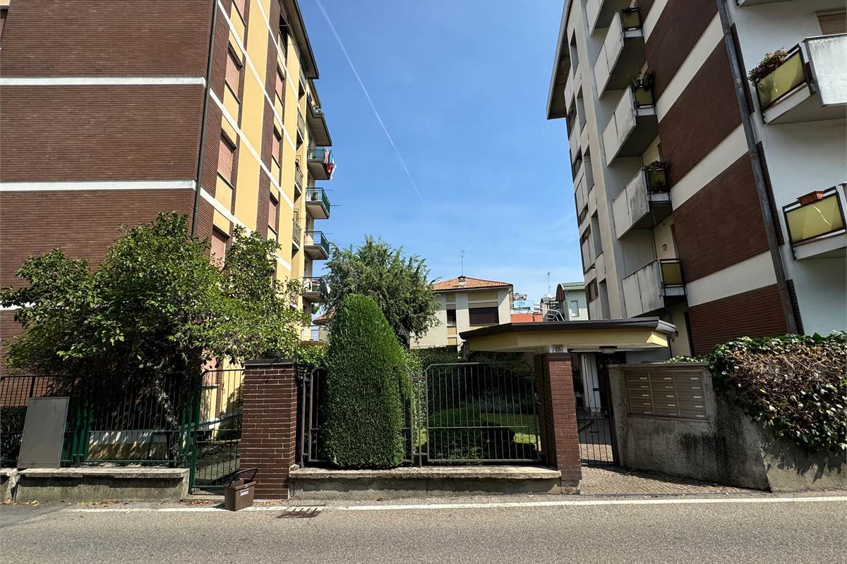 Elegante trilocale con balconi e box