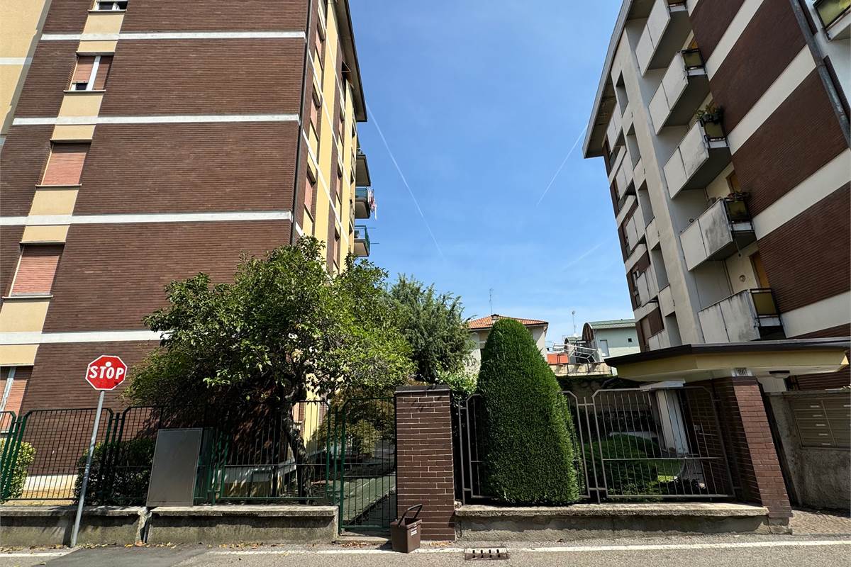 Elegante trilocale con balconi e box