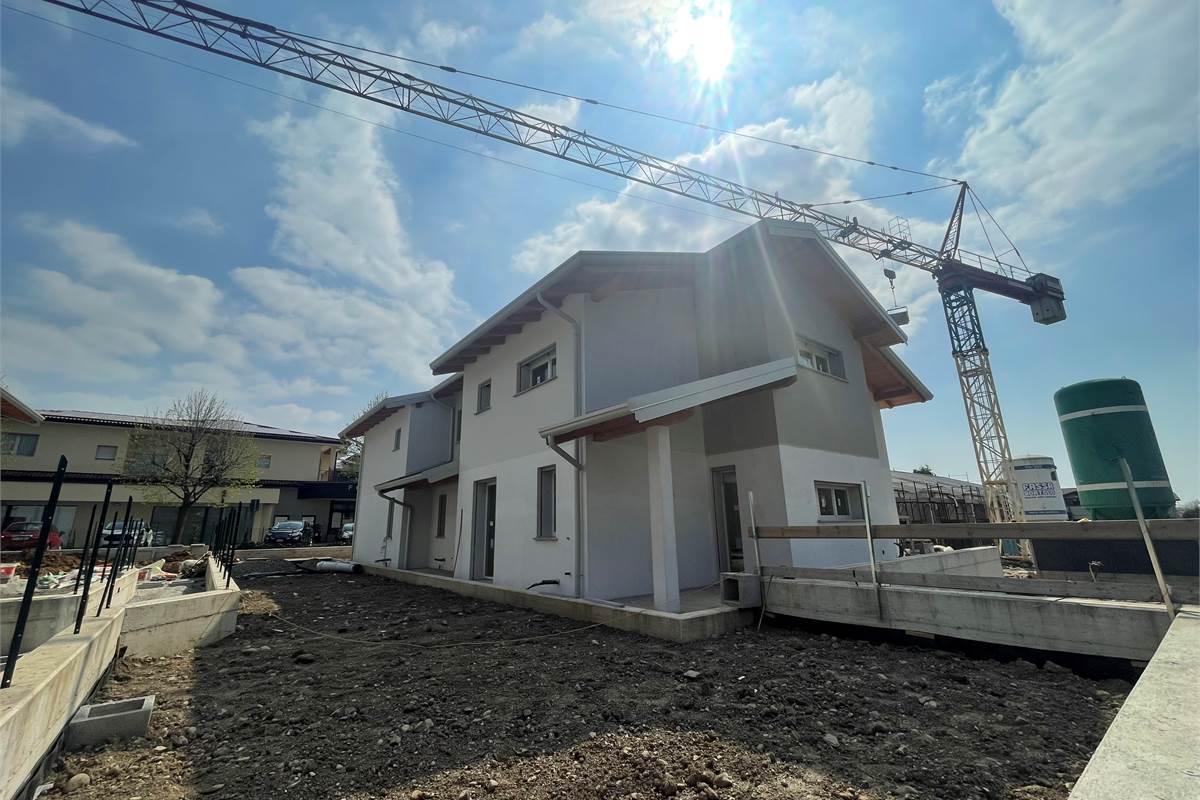 Nuova villetta a schiera di testa