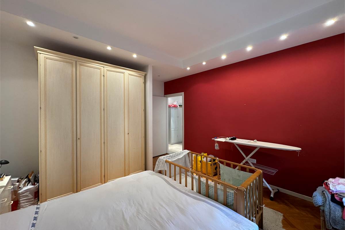 Elegante trilocale con balconi e box