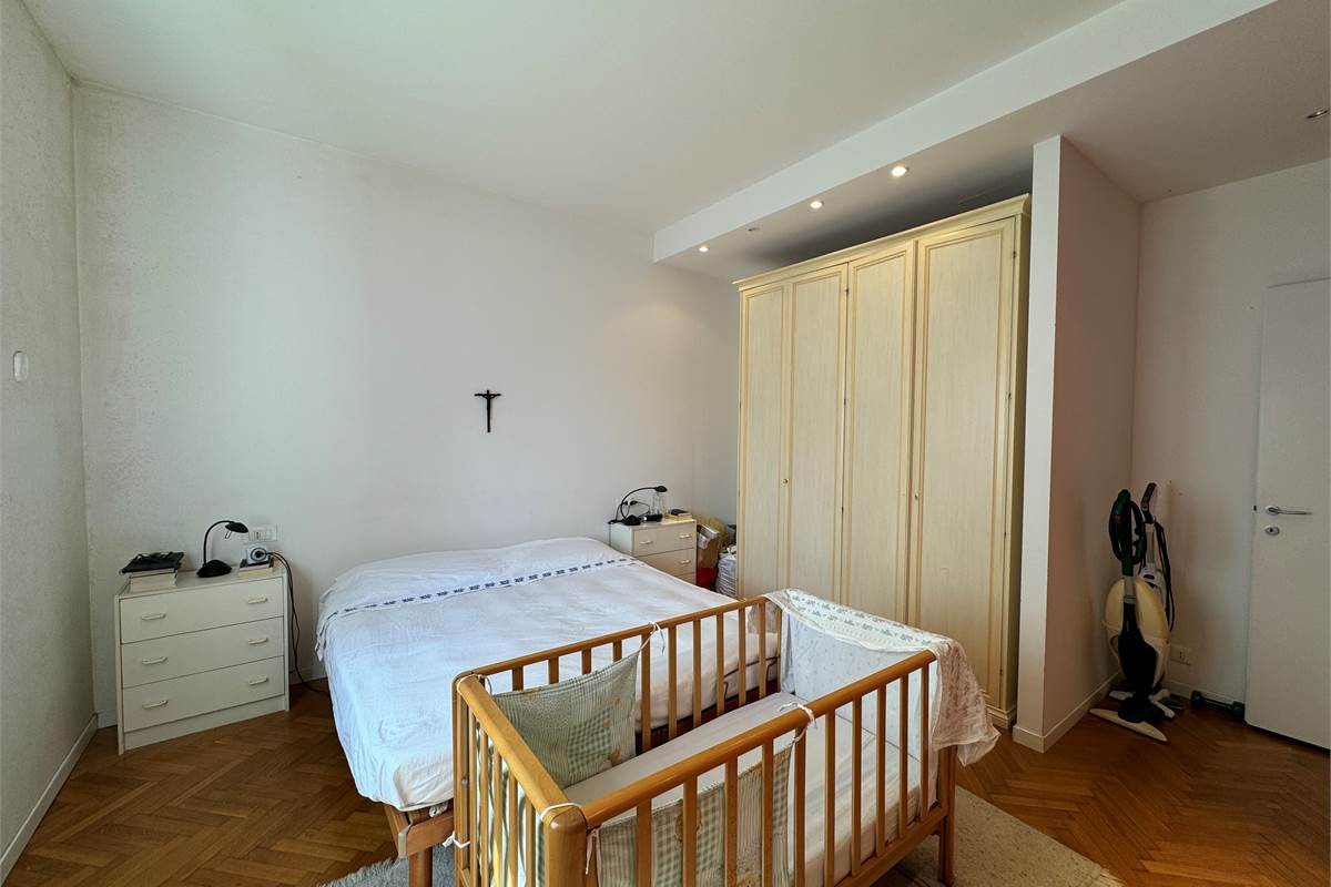Elegante trilocale con balconi e box