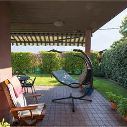 Villa di testa con giardino